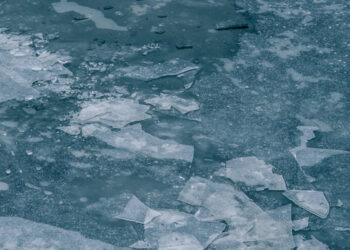 Temperaturile scăzute mențin formațiuni de gheață pe râuri și bazinele de apă