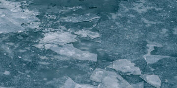 Temperaturile scăzute mențin formațiuni de gheață pe râuri și bazinele de apă