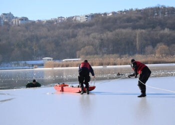 Atenția, gheață subțire. IGSU îndeamnă cetățenii să fie prudenți