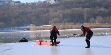 Atenția, gheață subțire. IGSU îndeamnă cetățenii să fie prudenți