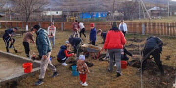 O familie din Mănoilești a venit cu inițiativa  să planteze copaci în curtea grădiniței