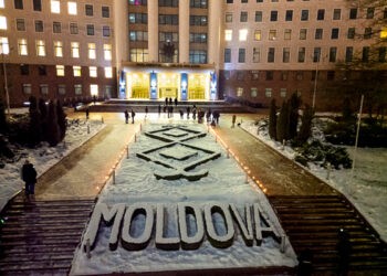 Zeci de lumânări au fost aprinse în scuarul Parlamentului în memoria victimelor Holocaustului