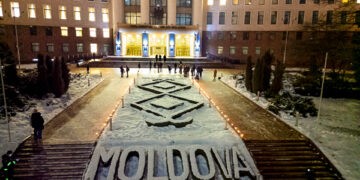 Zeci de lumânări au fost aprinse în scuarul Parlamentului în memoria victimelor Holocaustului