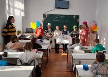 Își unesc forțele pentru a le asigura o copilărie colorată