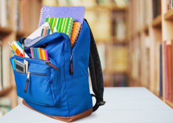 Ghiozdanul nu trebuie să cântărească mai mult de 10% din masa corporală a elevului