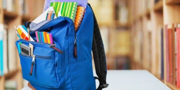 Ghiozdanul nu trebuie să cântărească mai mult de 10% din masa corporală a elevului