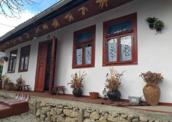 Eugen și Marcela Ivanov, tineri antreprenori, au decis să renoveze casa bunicilor de la Mânzătești