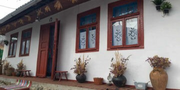 Eugen și Marcela Ivanov, tineri antreprenori,  au decis să renoveze casa bunicilor de la Mânzătești