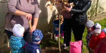 Angajații, copiii și părinții de la Grădinița „T. Sobolevschi” se implică în înverzirea și salubrizarea orașului Ungheni