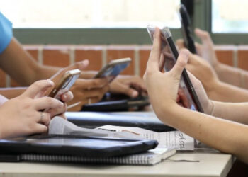 Un grup de lucru va analiza reglementarea utilizării telefoanelor mobile în școli