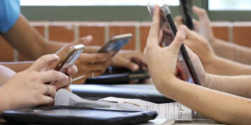 Un grup de lucru va analiza reglementarea utilizării telefoanelor mobile în școli