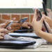 Un grup de lucru va analiza reglementarea utilizării telefoanelor mobile în școli