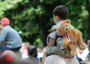 Oficial 30 de mii de copii din Moldova au părinții peste hotare, dar numărul este mai mare