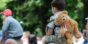 Oficial 30 de mii de copii din Moldova au părinții peste hotare, dar numărul este mai mare