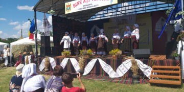 Unghenenii au sărbătorit portul popular