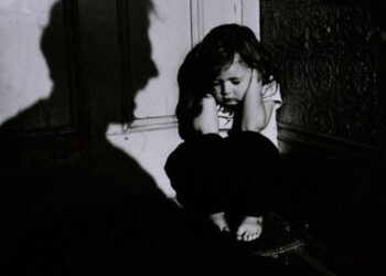 Violența în familie traumatizează copilul și îl învață să o proiecteze asupra celor în jur, psiholog