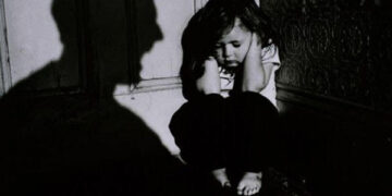 Violența în familie traumatizează copilul și îl învață să o proiecteze asupra celor în jur, psiholog