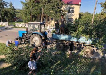 Cetireni: Preotul Igor Ursu și comunitatea locală se implică activ pentru binele tinerelor generații și pentru protejarea mediului