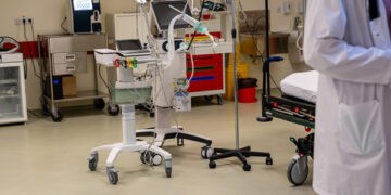 Copilul căzut de la etajul 6 în tunelul liftului rămâne la reanimare