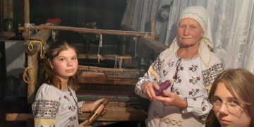 Tinerii din Mănoilești, conectați la tradiții în cadrul unei șezători