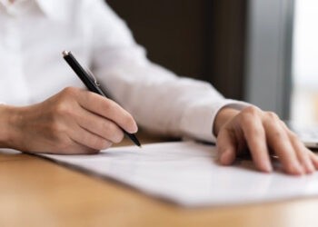 Cerere pentru compensații, la asistentul social. Cine sunt consumatorii beneficiari