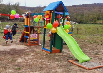 Locuitorii dintr-o mahala a satului Vulpești au transformat  un teren abandonat într-un spațiu frumos amenajat