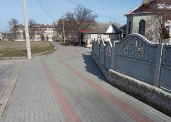 Satul Băhrinești se modernizează: Pavaj nou la biserică, la școală  și pe drumul principal