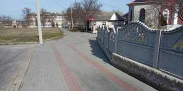 Satul Băhrinești se modernizează: Pavaj nou la biserică, la școală  și pe drumul principal