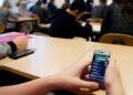 Telefoanele mobile vor fi interzise la lecții, din decembrie
