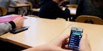 Telefoanele mobile vor fi interzise la lecții, din decembrie