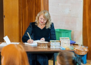 Rodica Toma și-a lansat romanul autobiografic „Pe urmele copilăriei”