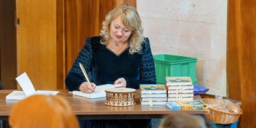 Rodica Toma și-a lansat romanul autobiografic „Pe urmele copilăriei”