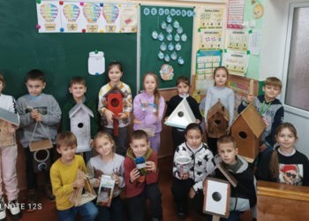 Învață de mici să aibă grijă de păsări
