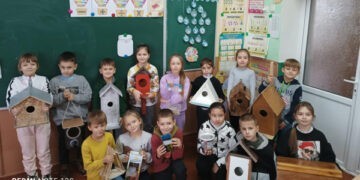 Învață de mici să aibă grijă de păsări