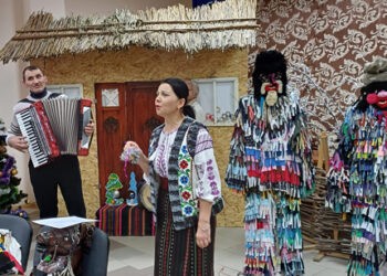 Farmecul sărbătorilor de iarnă: măștile tradiționale prind viață la Petrești