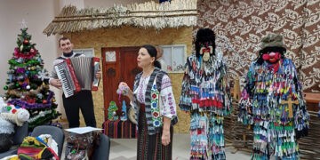 Farmecul sărbătorilor de iarnă: măștile tradiționale prind viață la Petrești