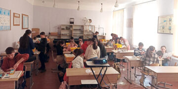 Elevii de la Gimnaziul Cetireni dezvoltă abilități prin clubul de robotică