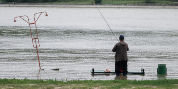 La pescuit – doar în echipament special  și pe malurile cu stații de salvare