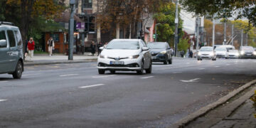 Din 1 aprilie, șoferii nu mai sunt obligați să includă faza scurtă a farurilor ziua