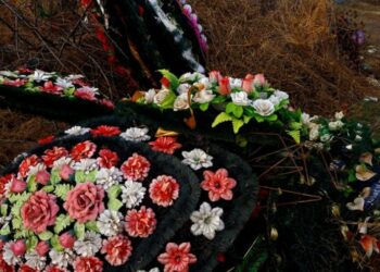 Petiție pentru interzicerea coroanelor funerare nereciclabile