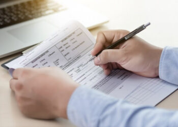 Cetățenii pot cere restituirea impozitului achitat sau reținut în plus