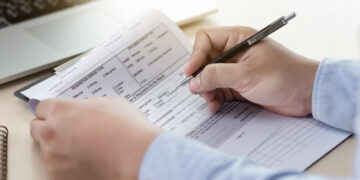 Cetățenii pot cere restituirea impozitului achitat sau reținut în plus