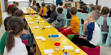 Atelierul de încondeiere la Grădinița „Delia” –  un pas spre tradițiile pascale