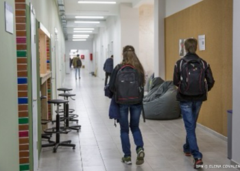 Indemnizații pentru orfanii care își continue studiile peste hotare