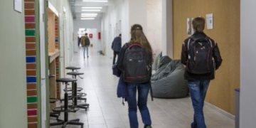 Indemnizații pentru orfanii care își continue studiile peste hotare