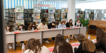 Când urci, nu uita cine ți-a întins mâna