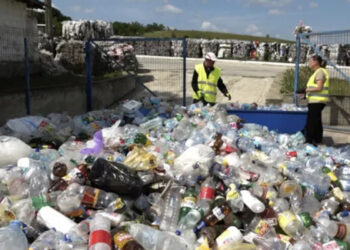 VIDEO. Reciclarea – între efort și nepăsare. Muncitori separă plasticul cu mâinile, în timp ce unii cetățeni încă aruncă totul la grămadă