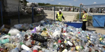 VIDEO. Reciclarea – între efort și nepăsare. Muncitori separă plasticul cu mâinile, în timp ce unii cetățeni încă aruncă totul la grămadă