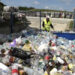 VIDEO. Reciclarea – între efort și nepăsare. Muncitori separă plasticul cu mâinile, în timp ce unii cetățeni încă aruncă totul la grămadă