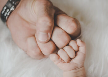 Concediu paternal extins pentru tații de gemeni sau tripleți